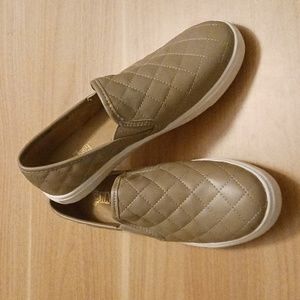 Brash Quilted Pull On Sneakers in Size 8